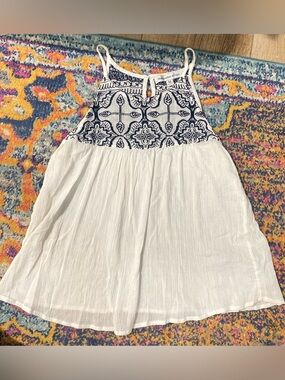 Abercrombie & Fitch White with Navy Embroidered Bodice tank top Sz M